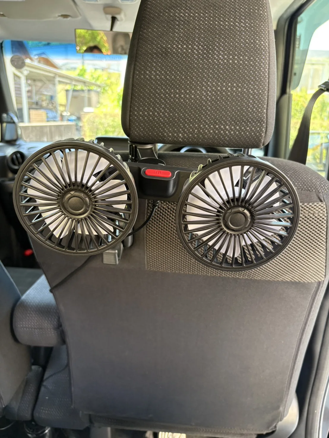 後部座席に取り付けた扇風機